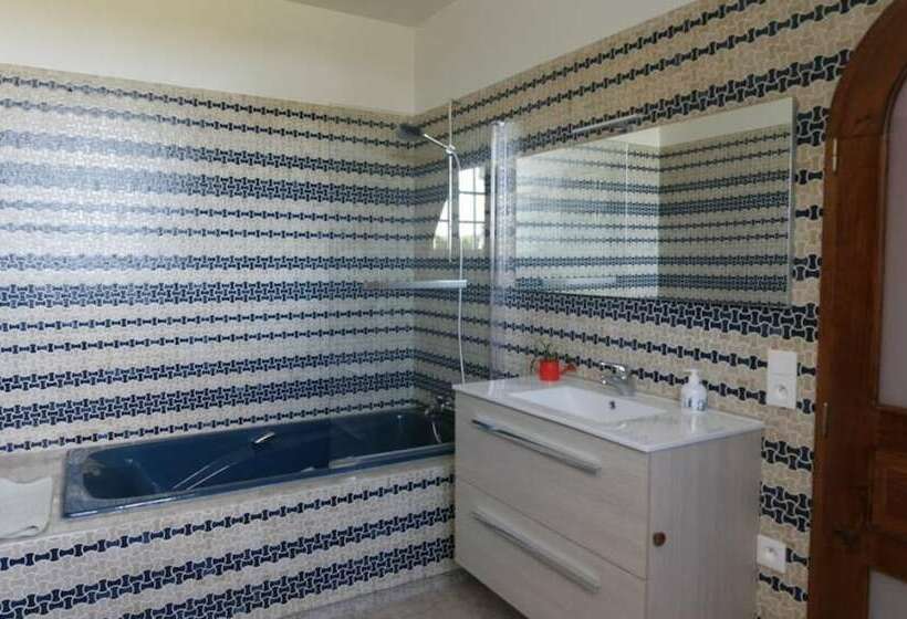 غرفة قياسية, La Demeure Du Castel