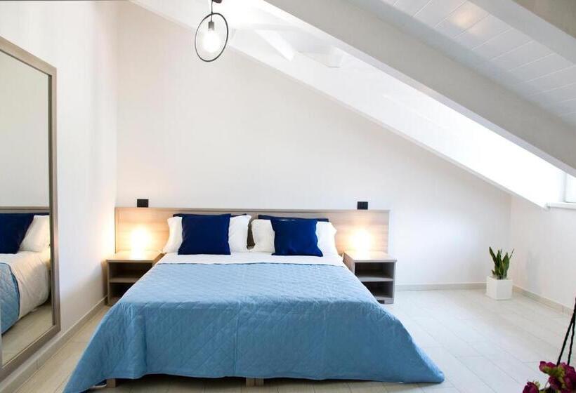 חדר סטנדרט לשלושה, Borgo12