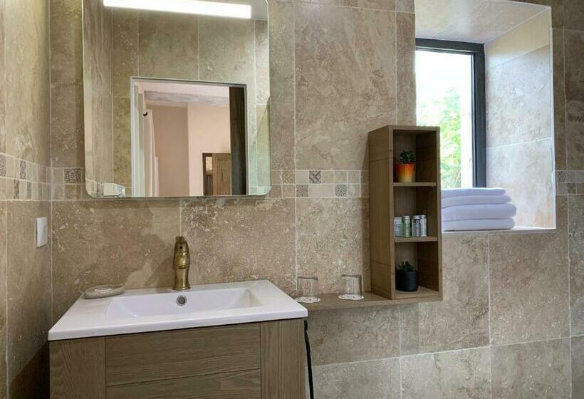 Номер Стандарт, Le Mas Aux Cedres   Teritoria