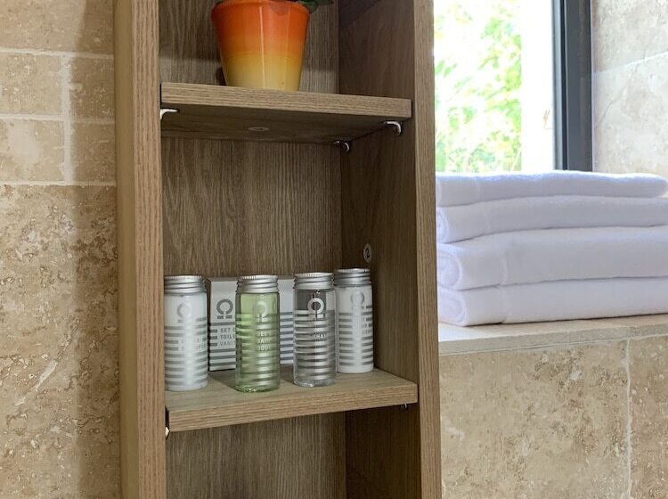 Номер Стандарт, Le Mas Aux Cedres   Teritoria