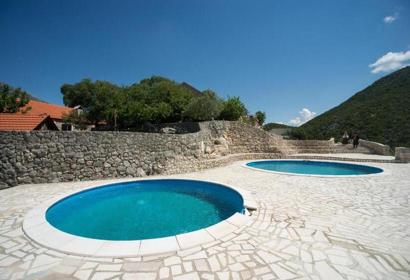 فيلا غرفة نوم واحدة مع مسبح, Ethno Village Kokorici