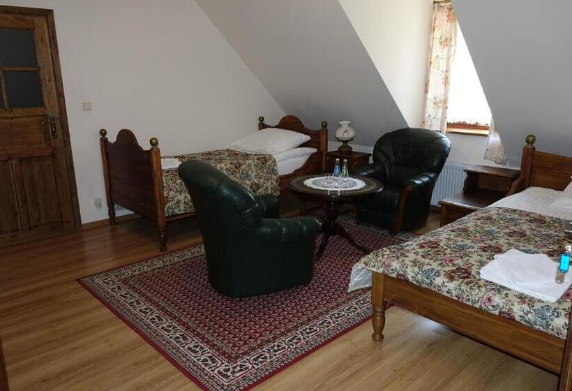 スタンダードトリプルルーム, Gościniec Dworski W Ropie   Pokoje Gościnne