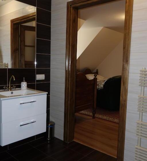 スタンダードトリプルルーム, Gościniec Dworski W Ropie   Pokoje Gościnne