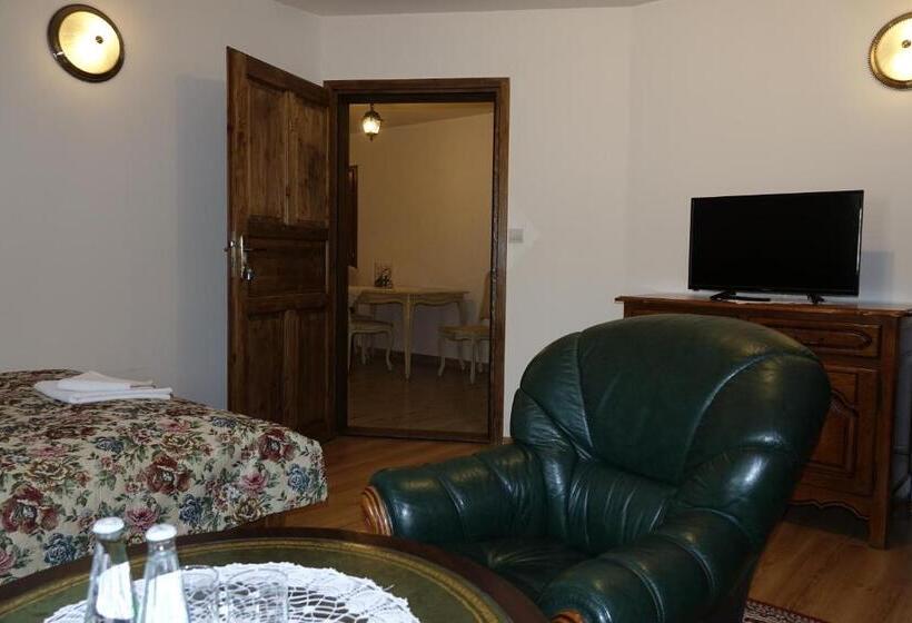 スタンダードトリプルルーム, Gościniec Dworski W Ropie   Pokoje Gościnne