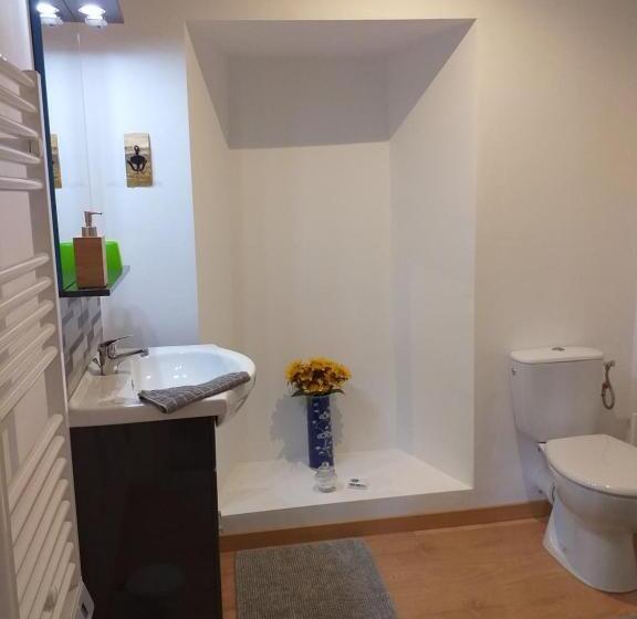 标准间, La Petite Houssaye