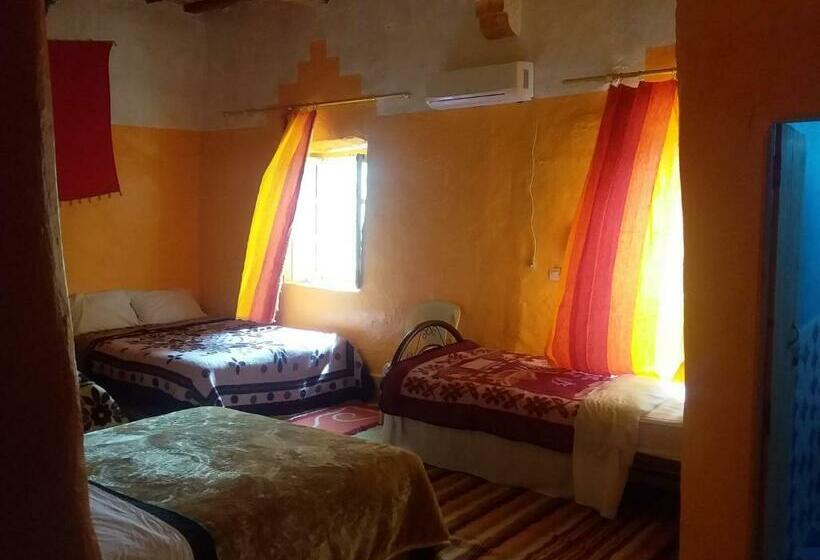 اتاق خانوادگی با چشم‌انداز باغ, Luna Del Fuego