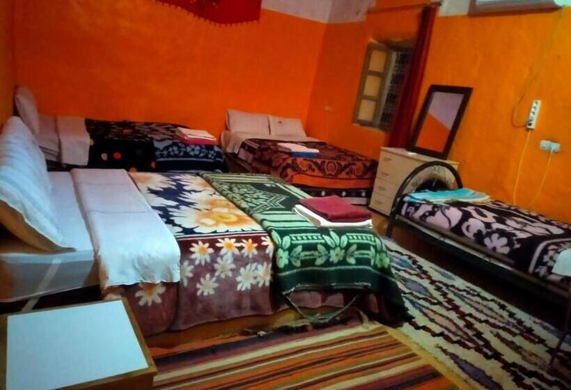 اتاق خانوادگی با چشم‌انداز باغ, Luna Del Fuego