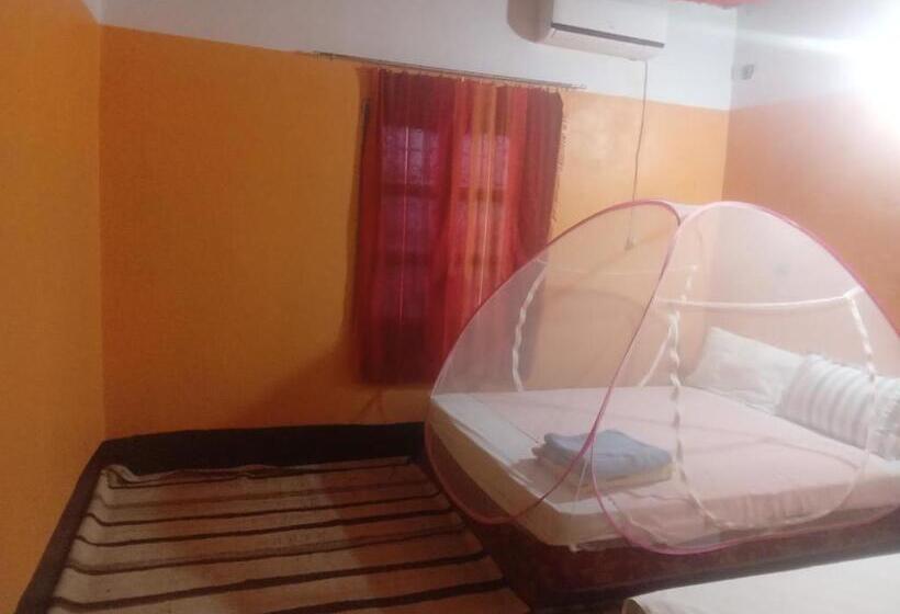 اتاق خانوادگی با چشم‌انداز باغ, Luna Del Fuego