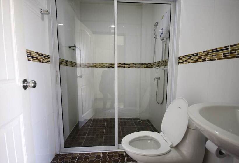 غرفة ديلوكس ثلاثية, Charoensuk Grand