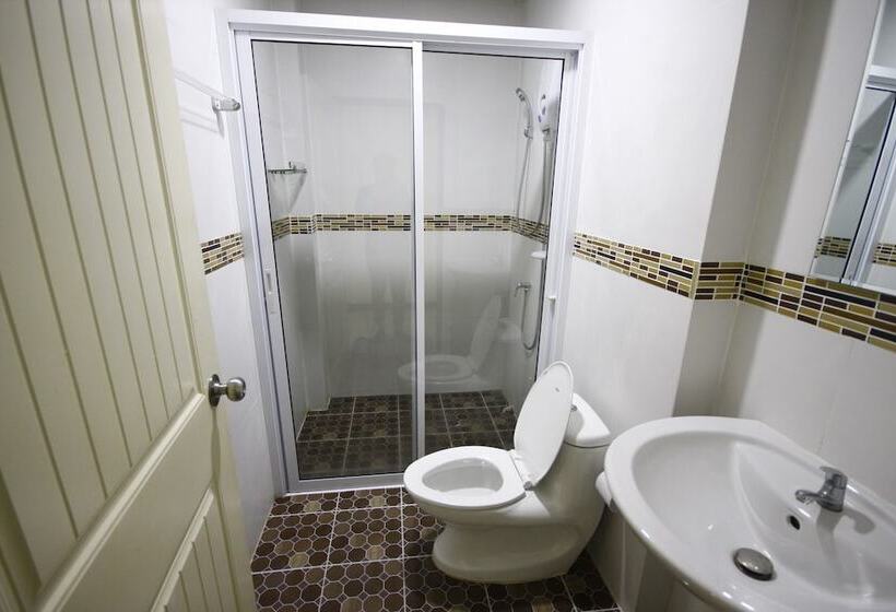 غرفة ديلوكس ثلاثية, Charoensuk Grand