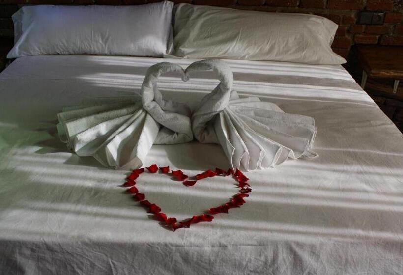 اتاق استاندارد سه تخته با بالکن, Leonor