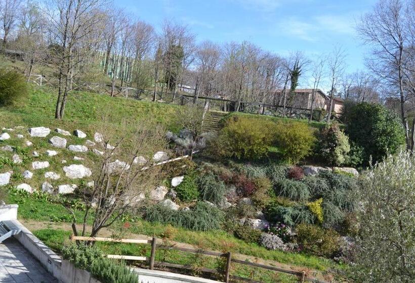 غرفة قياسية ثلاثية, Cornelle