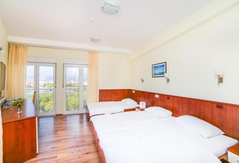 חדר סטנדרט לשלושה עם מרפסת, Merlot