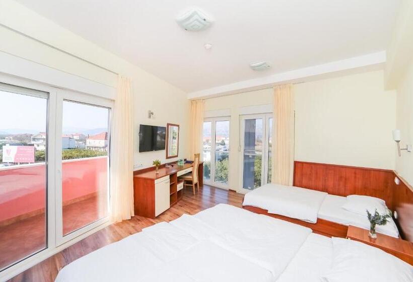 חדר סטנדרט לשלושה עם מרפסת, Merlot