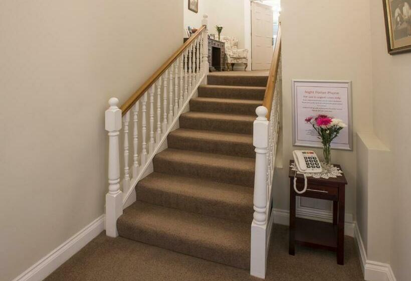 디럭스 룸, The Old Hall