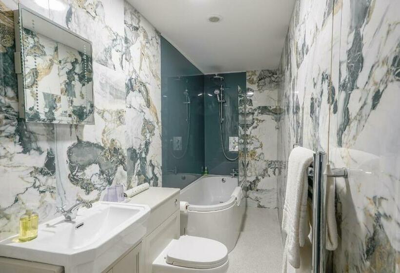 디럭스 룸, The Old Hall