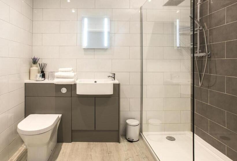 스탠다드 룸, The Old Hall