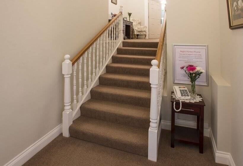 스탠다드 룸, The Old Hall