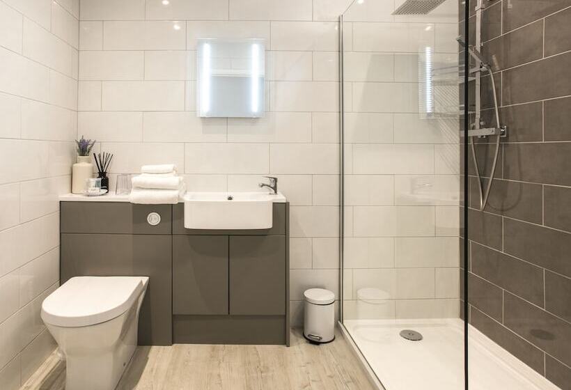 스탠다드 룸, The Old Hall