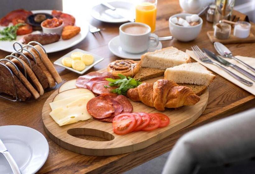 수피리어 스위트, The Old Hall