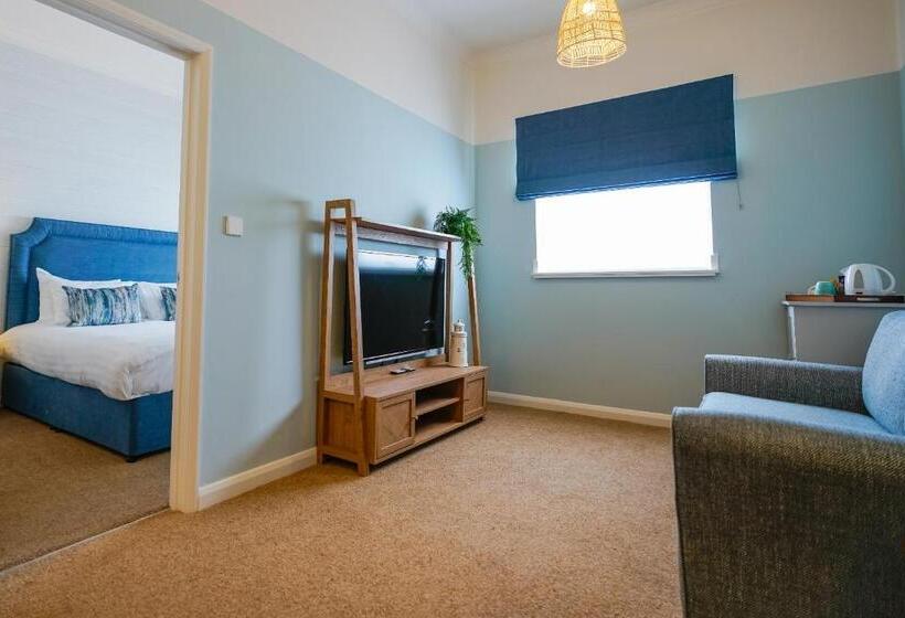 수피리어 스위트, The Old Hall