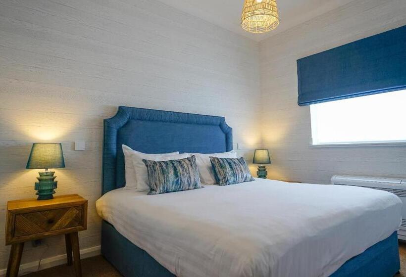 수피리어 스위트, The Old Hall