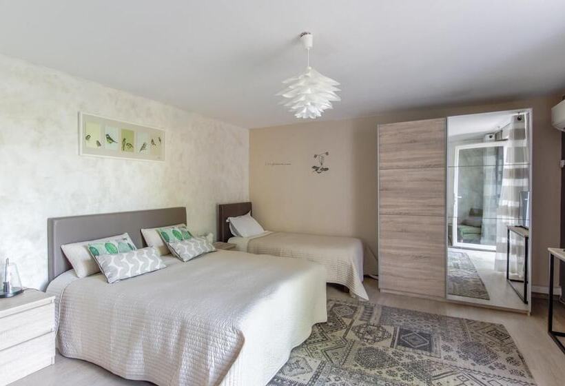 غرفة قياسية ثلاثية مزودة بتراس, Clos De La Colombe