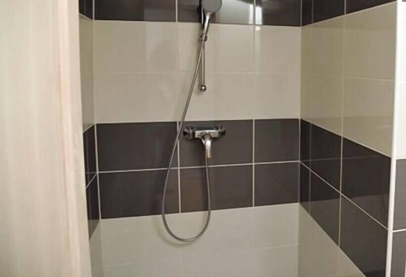 غرفة قياسية ثلاثية مزودة بتراس, Clos De La Colombe