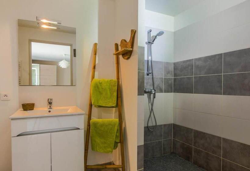 غرفة قياسية ثلاثية مزودة بتراس, Clos De La Colombe