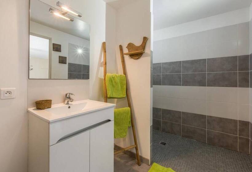 غرفة قياسية ثلاثية مزودة بتراس, Clos De La Colombe