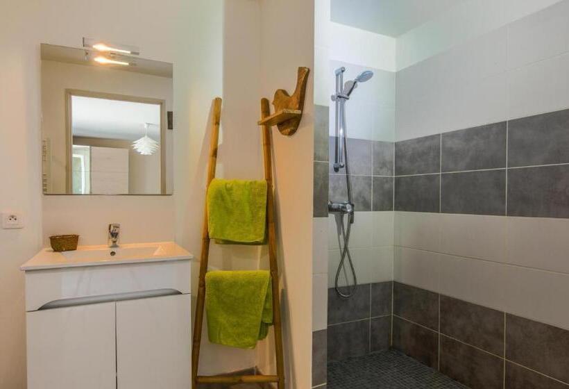 غرفة قياسية ثلاثية مزودة بتراس, Clos De La Colombe