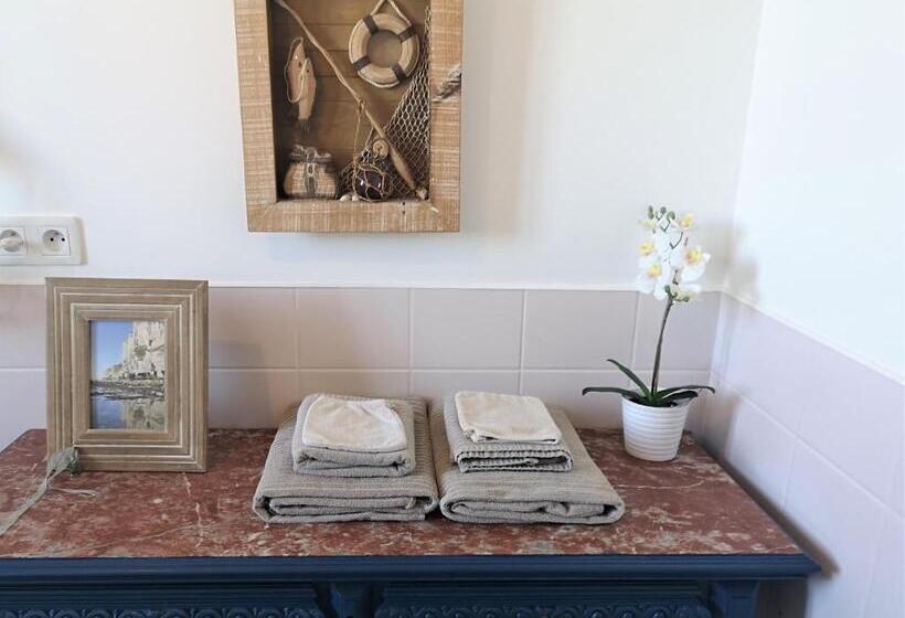 חדר סטנדרט לשלושה, La Nouvelle Criqueboise