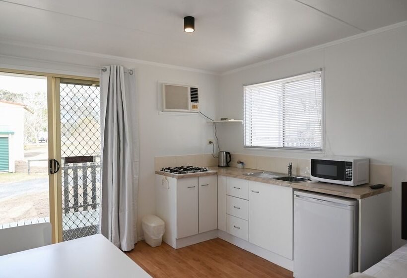 Studio Deluxe, Crows Nest Tourist Park