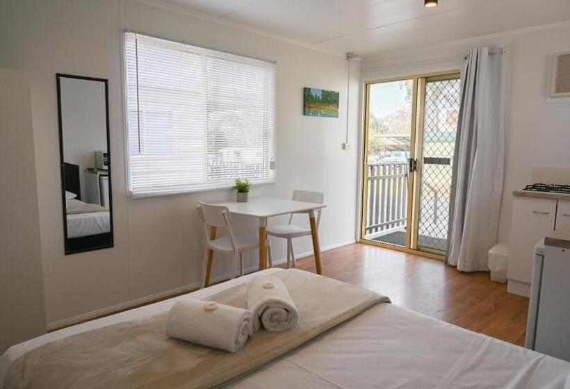 Estudio Familiar, Crows Nest Tourist Park