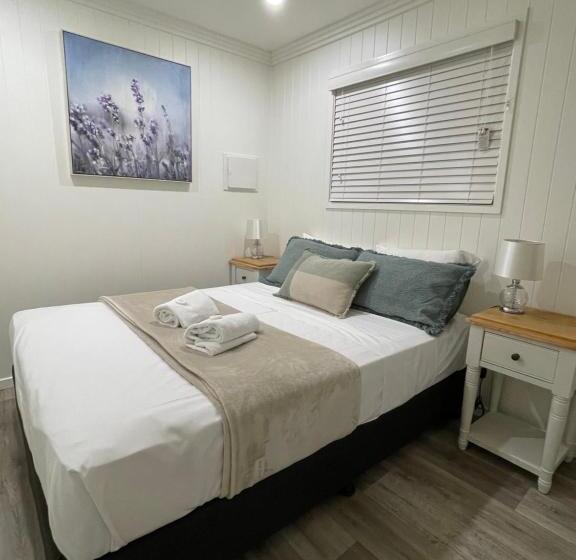 スーペリアーバンガロー, Crows Nest Tourist Park