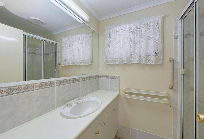 Дом 2 Спальни, Crows Nest Tourist Park