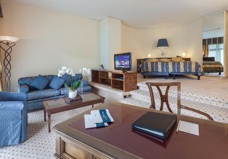 اتاق استاندارد با تخت بزرگ, Manchester Inn & Suites