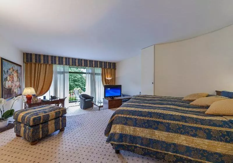 キングサイズベッドのスタンダードルーム, Manchester Inn & Suites