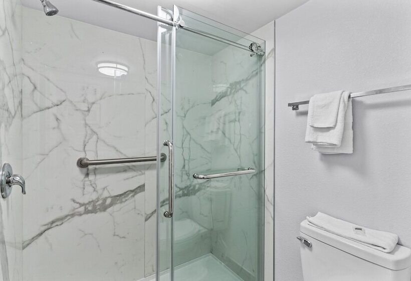 غرفه قياسيه سريرين مزدوجين, Studio 6 Wilmington, Nc