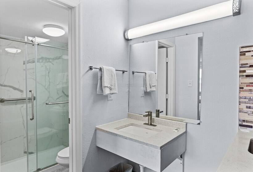 غرفه قياسيه سريرين مزدوجين, Studio 6 Wilmington, Nc