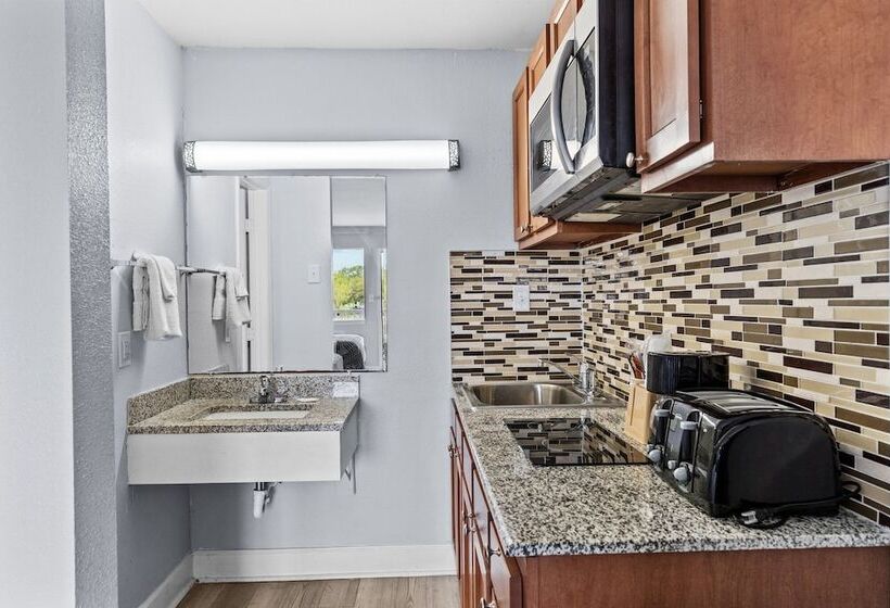 غرفه قياسيه سريرين مزدوجين, Studio 6 Wilmington, Nc