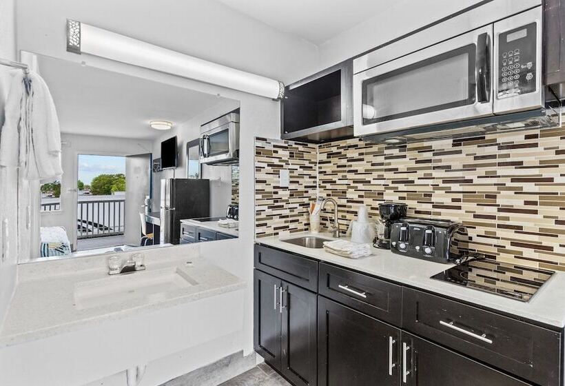 غرفه قياسيه سريرين مزدوجين, Studio 6 Wilmington, Nc