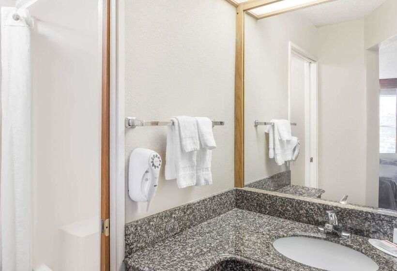 带2个双人床的标准工作室, Super 8 By Wyndham Athens