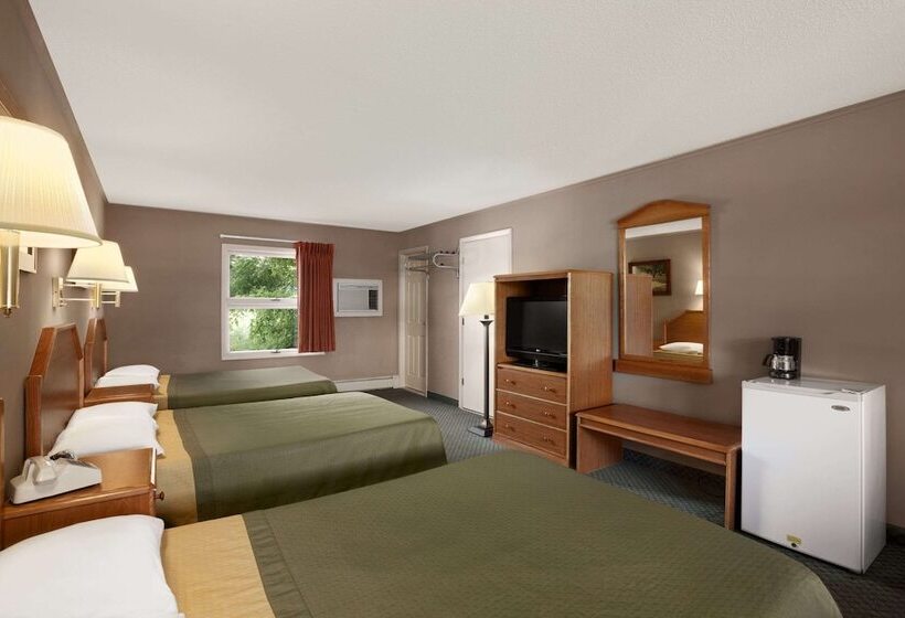 Люкс Вид на Бассейн, Super 8 By Wyndham Lake George/downtown