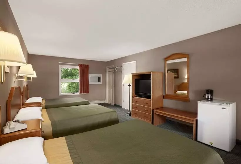 سوییت با چشمانداز استخر, Super 8 By Wyndham Lake George/downtown