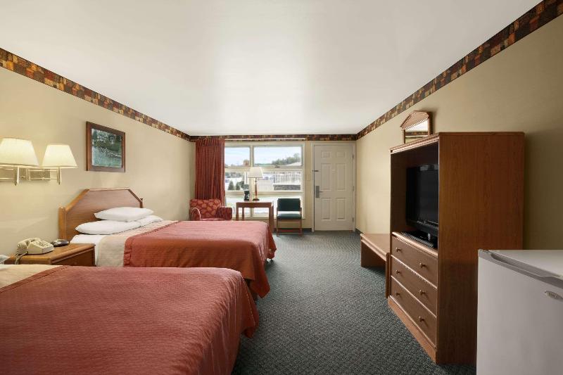 标准间带游泳池, Super 8 By Wyndham Lake George/downtown