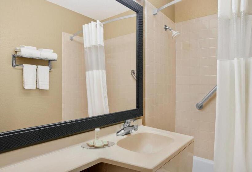 キングサイズベッドのスイートルーム, Super 8 By Wyndham Belleville St. Louis Area