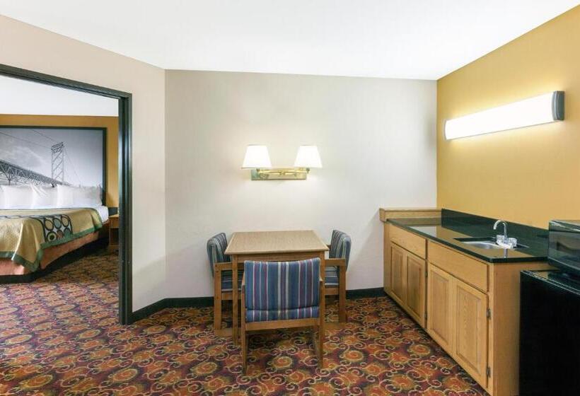 جناح ديلوكس سرير كينج, Super 8 By Wyndham Big Rapids