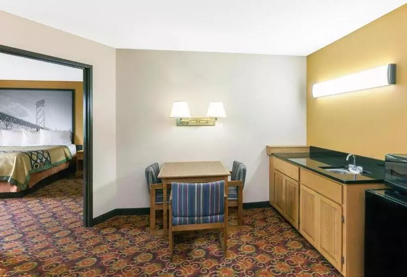キングサイズベッドのデラックススイート, Super 8 By Wyndham Big Rapids