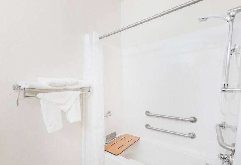 适合残疾人使用的标准间, Super 8 By Wyndham Holton